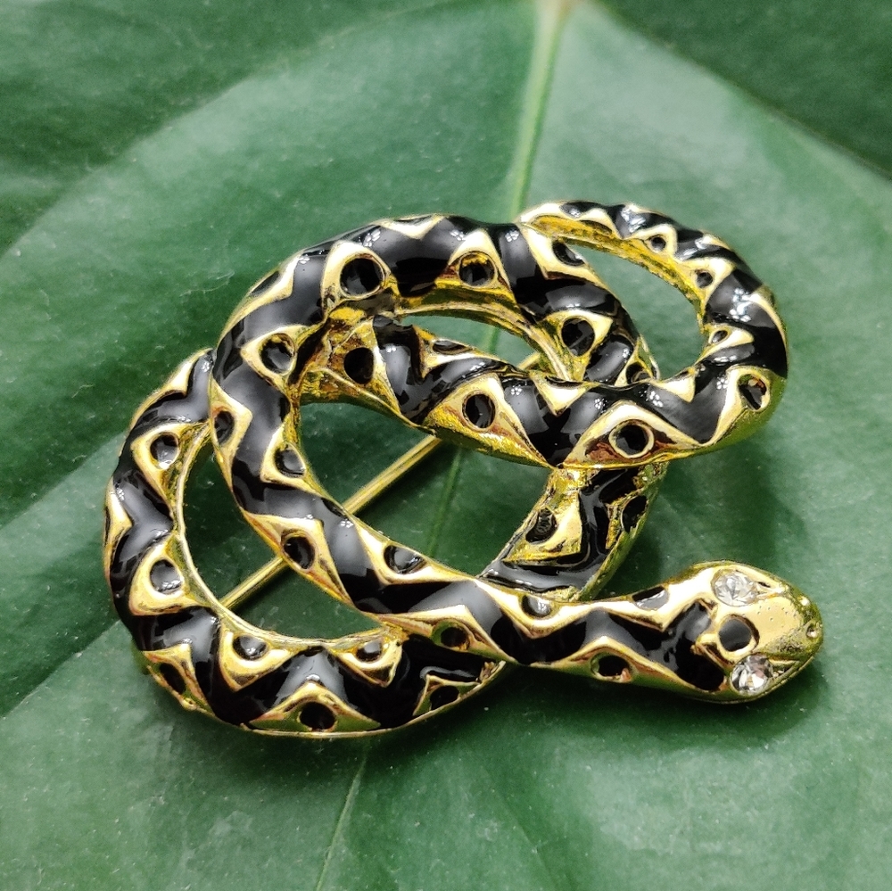 Stunning wriggling serpent snake brooch